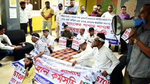 চট্টগ্রামে একীভূত হওয়া পাঁচ ব্যাংকের আমানতকারীদের অবস্থান র্কমসূচি