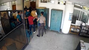রাজশাহীতে পুলিশের সামনেই টেন্ডার বাক্স ছিনতাই, পরে ফেরত