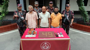 চিকিৎসকের স্টিকারযুক্ত প্রাইভেটকারে মিলল সাড়ে ৬ কোটি টাকার স্বর্ণের বার, আটক ৩