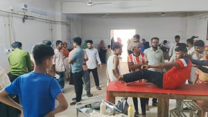 ভৈরবে আম পাড়াকে কেন্দ্র করে সংঘর্ষে নারী পুরুষসহ আহত ৩০