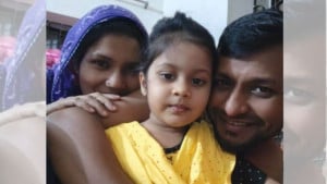 ঈদে বাড়ি যাওয়া হলো না, পথে বাসের ধাক্কায় প্রাণ গেলো বাবা-মা মেয়ের