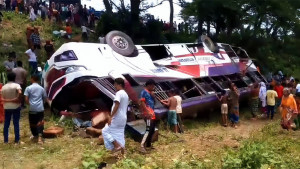 ফরিদপুরে যাত্রীবাহী বাস নিয়ন্ত্রণ হারিয়ে খাদে, আহত ১০