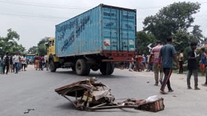 কাভার্ড ভ্যানের চাপায় ইজিবাইক ও ভ্যানের ৪ যাত্রী নিহত, আশঙ্কাজনক ২