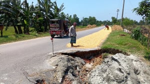 ভাসানী সেতুর সংযোগ সড়কে ধস, ৯০ গর্তে দুর্ভোগ অবর্ণনীয়