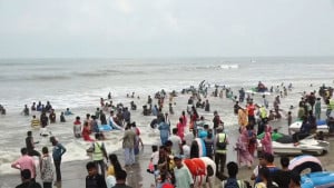 ঈদের ছুটিতে কক্সবাজারে পর্যটকের ভিড়