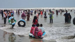 কক্সবাজারে পর্যটকের ঢল, অধিকাংশ হোটেলে কক্ষ খালি নেই 