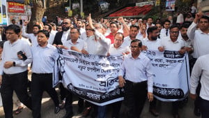 ভোটে বিএনপি, বর্জন করে আ.লীগ-জামায়াতপন্থীদের বিক্ষোভ 