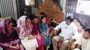 অগ্নিকাণ্ডে নিহত দম্পতির দুই মেয়ের দায়িত্ব নিলেন এমপি