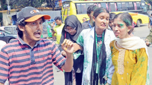 গ্রাফিতি আঁকতে গিয়ে পুলিশের সঙ্গে তরুণদের ধস্তাধস্তি