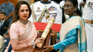 মনে হচ্ছিল ধরম জি আমার হাত ধরে মঞ্চে নিয়ে যাচ্ছেন—হেমা মালিনী