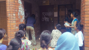জাবির প্রক্টরকে ‘অবাঞ্ছিত’ ঘোষণা, কার্যালয়ে তালা