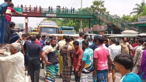 ঢাকা-টাঙ্গাইল মহাসড়কে অটোরিকশাচালকদের অবরোধ