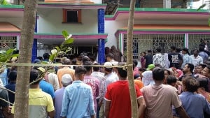 রাতে দোকান থেকে মেয়েদের খাবার কিনে দিয়েছিলেন বাবা