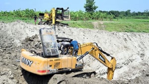 খাল খননে ব্যবহৃত এক্সকাভেটর পুড়িয়ে দিয়েছে দুর্বৃত্তরা