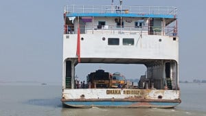 দীর্ঘ অপেক্ষার পর ফের সচল রৌমারী-চিলমারী রুটের ফেরি