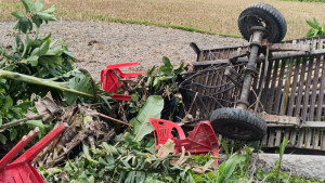 ট্রেনের ধাক্কায় দুমড়ে-মুচড়ে গেল নসিমন