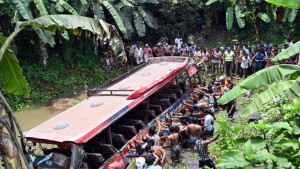 কুষ্টিয়ায় ট্রাক-বাস মুখোমুখি সংঘর্ষে নিহত ৩, আহত ২৫