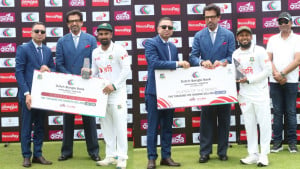 ম্যাচসেরা লিটন, মুশফিকের হাতে সিরিজসেরার পুরস্কার