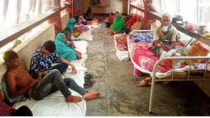 ধারণক্ষমতার প্রায় পাঁচগুণ রোগী, বারান্দায় চলছে চিকিৎসাসেবা