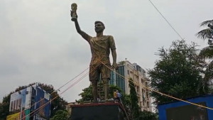 নিরাপত্তা ঝুঁকিতে সরিয়ে ফেলা হচ্ছে মেসির ভাস্কর্য