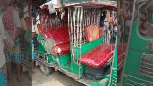 পিকআপ-অটোরিকশার মুখোমুখি সংঘর্ষে প্রাণ গেল বাবা-ছেলের