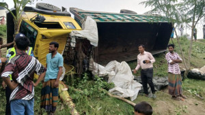 কষ্টের উপার্জনে স্ত্রী সন্তানের জন্য জামা কিনেছিলেন তারা