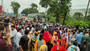 মে মাসের পুরো বেতনের দাবিতে শ্রমিকদের ঢাকা-চট্টগ্রাম মহাসড়ক অবরোধ