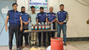 গ্যাস সিলিন্ডার ও চালের বস্তায় লুকানো ভারতীয় মদসহ যুবক আটক