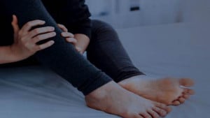 রাতে হঠাৎ পায়ের পেশিতে টান লাগলে কী করবেন