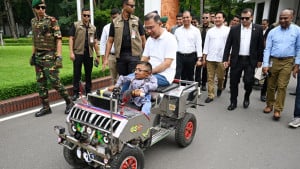 কলেজ শিক্ষার্থীর তৈরি স্মার্ট কারে চড়লেন প্রধানমন্ত্রী
