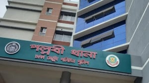 পল্লবীতে বস্তিতে উচ্ছেদ অভিযানে গিয়ে হামলার শিকার পুলিশ
