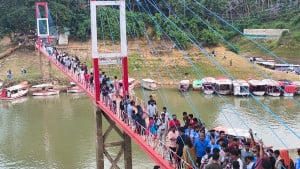 ঈদের ছুটিতে পর্যটকদের পদচারণায় মুখর রাঙামাটি-সাজেক