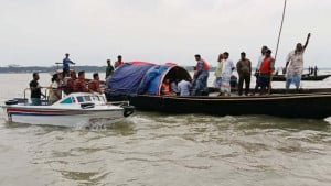 হিজলায় নৌকাডুবি, বাবা-ছেলেসহ তিনজন নিখোঁজ