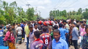 ট্রাকের চাপায় দুমড়ে-মুচড়ে গেল অটোরিকশা, তিন নারীর মৃত্যু