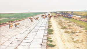 সন্দ্বীপবাসীর দুঃখ ঘোচে না ঠিকাদারের গাফিলতিতে