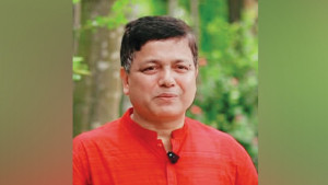 বাংলোয় থেকে বাড়ি ভাড়া গ্রহণ, তহবিলের টাকায় স্ত্রীর শাড়ি