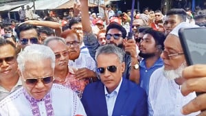 বাউফলে সেতুমন্ত্রীকে অবরুদ্ধ করলেন বিএনপি নেতাকর্মীরা