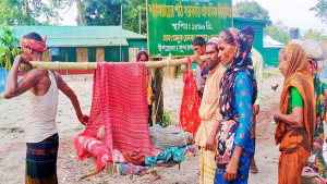 চরের অ্যাম্বুলেন্স বাঁশ, তক্তা আর মানুষের কাঁধ