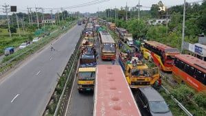 'দুই ঘণ্টা ধরে একই জায়গায়, আল্লাহই জানেন কখন রংপুর যাব'