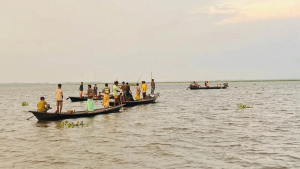 হাওরে ধান কেটে ফেরার পথে ঝড়ে নৌকাডুবি, নিখোঁজ ১