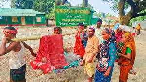 চরের অ্যাম্বুলেন্স বাঁশ, তক্তা ও মানুষের কাঁধ
