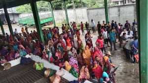 চার চা বাগানে অনির্দিষ্টকালের ধর্মঘটে শ্রমিকরা