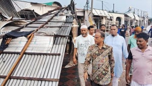 ট্রলারডুবিতে ব্যবসায়ীসহ  ২৩ গরু নিখোঁজ
