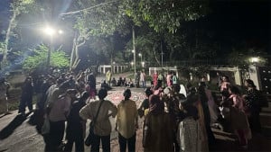 জাবিতে ধর্ষণচেষ্টা: প্রক্টরের পদত্যাগ দাবিতে রাতভর ভিসির বাসভবনের সামনে শিক্ষার্থীদের অবস্থান