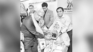 সংগ্রাম ও সম্ভাবনায় মা, তাঁর হাতেই স্বপ্নের আলো