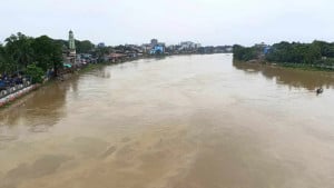 ৭ নদীর পানি বিপৎসীমার ওপরে, বন্যার শঙ্কা