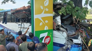লোহাগাড়ায় দুই বাসের মুখোমুখি সংঘর্ষে নিহত ২, আহত ৩০