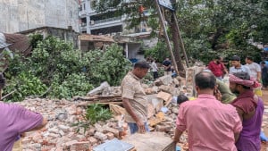 মধ্যরাতে টিকাদান কেন্দ্রে হামলা, গুঁড়িয়ে দেওয়া হলো ভবন