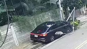 বারিধারায় ফুটপাতে যুবককে গাড়িচাপা, চালক কিশোর হলেও মামলায় আসামি অন্যজন