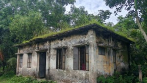 জরাজীর্ণ ভবনে ঝুঁকি নিয়ে চলছে চিকিৎসাসেবা